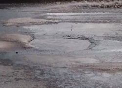 Глубокую яму подо льдом обнаружили на дорогах Ростова в Первомайском районе