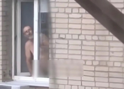 Голый ростовчанин стреляет по балконам соседей из окна 