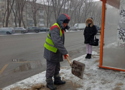 На уборку улиц Ростова вышло меньше дворников, чем планировалось