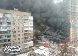 Мощный пожар произошел в многоэтажном доме Ростова-на-Дону 