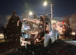 На Шолохова в Ростове пассажирский автобус врезался в опору ЛЭП