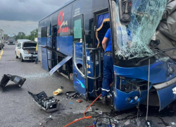 Под Ростовом автобус с 20 пассажирами врезался в попавший в ДТП грузовик на трассе М-4 «Дон»