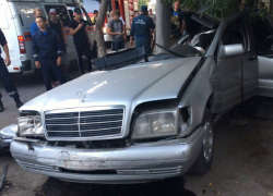 Пассажир въехавшего в столб автомобиля Mercedes мгновенно погиб от удара в Ростове