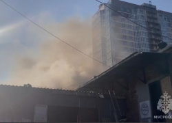 В Ростове на пожаре в мебельном цеху погиб человек