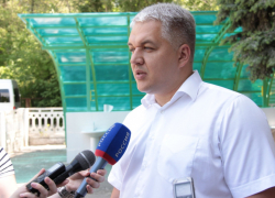 Участвовал в линейках и возлагал цветы депутат гордумы Ростова Соловьев