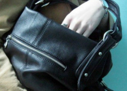 Невыспавшаяся сотрудница с утра ограбила офис своей фирмы и избила коллегу