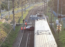 В Ростове на Сельмаше автомобиль влетел под поезд