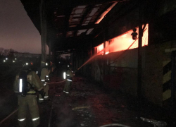 В Ростове загорелось здание склада с лакокрасочными изделиями