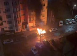 Ночью неизвестный поджег машину на Западном в Ростове 