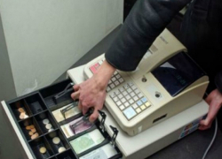 Молодой мужчина ограбил продавщицу после «газовой» атаки на павильон в Ростовской области