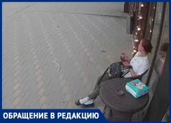 Курение вредит здоровью, а чужое имущество — карме: в Ростове женщина украла пепельницу прямо под камерой