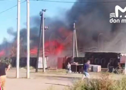 В Батайске загорелась автомастерская со спецмашинами 