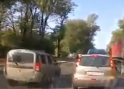 Эпичный проезд по встречке  спешащего навстречу приключениям водителя попал на видео в Ростове