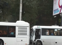 Маршрутка влетела в автобус на Стачки в Ростове, пострадали люди
