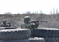 Контрактники отрабатывают навыки ведения штурмовых действий с инструкторами