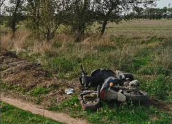 Мужчина без мотошлема разбился на скутере в Ростовской области