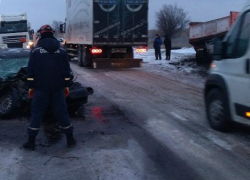 Обгонявший автомобили по встречке водитель «Лады» покалечил себя и пассажира под Ростовом