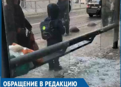 Резать руки и обувь битым стеклом на разгромленной остановке вынуждены ростовские пассажиры