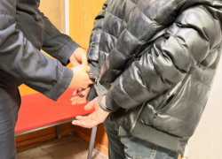 Грабитель проник в квартиру, избил женщину и похитил больше полумиллиона рублей в Ростове