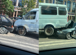 Четыре машины сложились в паровоз из-за резкого торможения «Озона» в центре Ростова