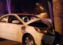 Спровоцировавшая аварию с иномаркой и столбом в Ростове молодая автоледи получила травмы 