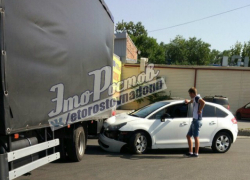 Влетевшая в фуру иномарка спровоцировала большую пробку в Ростове