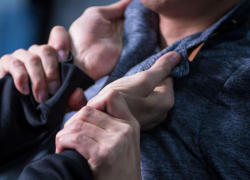 Полицейский и военный устроили драку на парковке ТЦ под Ростовом