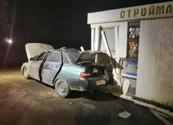 Житель Таганрога решил покататься по городу без прав и снес ларек