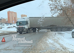 Фура попала в аварию в Ростове и перекрыла движение