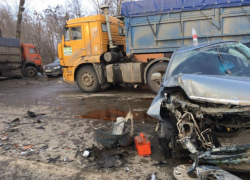 Серьезные травмы получила пассажирка Ford после ДТП с припаркованным у обочины КамАЗом в Ростовской области