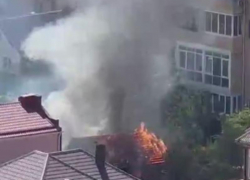В Ростове пожар уничтожил частный дом на Северном