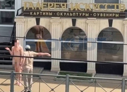 Голый гангстер гулял по центру Ростова и показывал все самое ценное с размахом