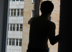 Вылетевший из окна пятого этажа мужчина остался в живых в Ростове