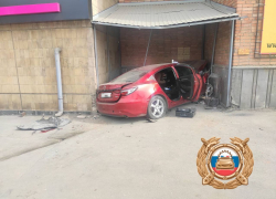 В Ростове красная «Мазда» попала в ДТП и влетела в стену многоквартирного дома