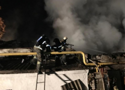 В Ростове-на-Дону ликвидировали пожар в мебельном цеху