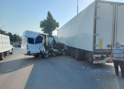 В Ростовской области маршрутка с пассажирами влетела в грузовик