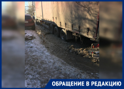 КАМАЗы застревают в ямах на частично отремонтированной улице в Ростове