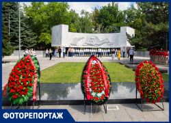 Венки и цветы возложили к Вечному огню в сквере имени Фрунзе в Ростове: фоторепортаж 