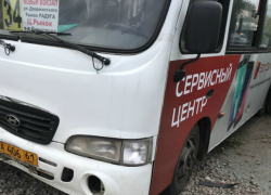 Молодую жертву ДТП с маршрутным автобусом с места аварии увезли на скорой под Ростовом