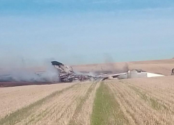 В Ростовской области военный самолет Су-24 совершил жесткую посадку в поле
