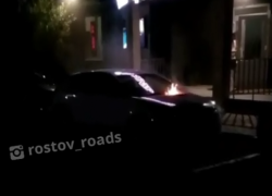 Снимали видео, но тушили: в Ростове ночью загорелась иномарка