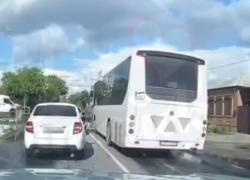 В Батайске водитель легковушки напал с перцовым баллончиком на водителя автобуса
