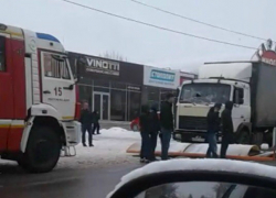Большегруз раздавил остановку в Ростове: женщина в тяжелом состоянии