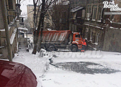 Водитель «КамАЗа» не справился с управлением и влетел в жилой дом в Ростове