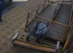 Полицейские не стали забирать «гранату» у дома в Суворовском