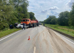 В Ростовской области водитель иномарки не справился с управлением и влетел в КАМАЗ