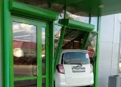 Водитель иномарки в Ростовской области на скорости въехал в супермаркет