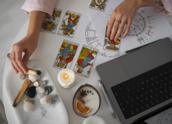 В Сальске осудили женщину, которая дважды под видом «снятия порчи» выманила деньги и украшения