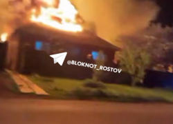 После ночной атаки БПЛА на Дону загорелся дом многодетной семьи