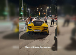 В Ростове Ferrari каскадера Чеботарева влетел в бордюр в паре метров от прохожих